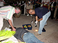 The Murder Mystery begins during Surf'N'Safari '04 (Photo by Dennis & Maryanne Garon)